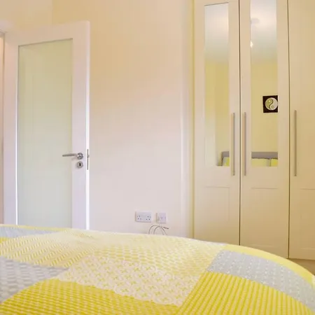 شقة 2 Bedroom House Near Centre *