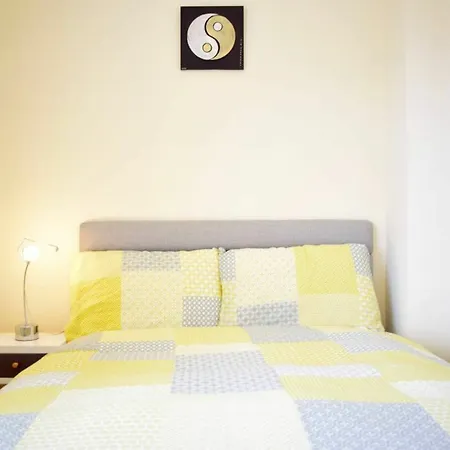 2 Bedroom House Near Centre شقة