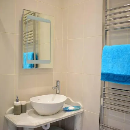 2 Bedroom House Near Centre شقة